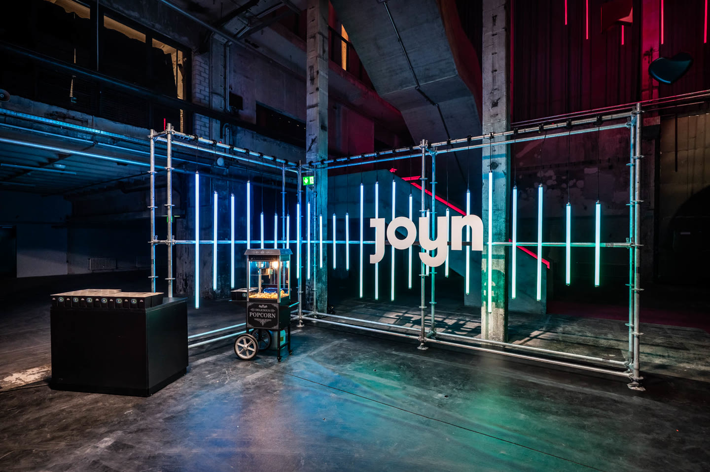 Leuchtende Aura Pixel Tubes in einer Eventinstallation